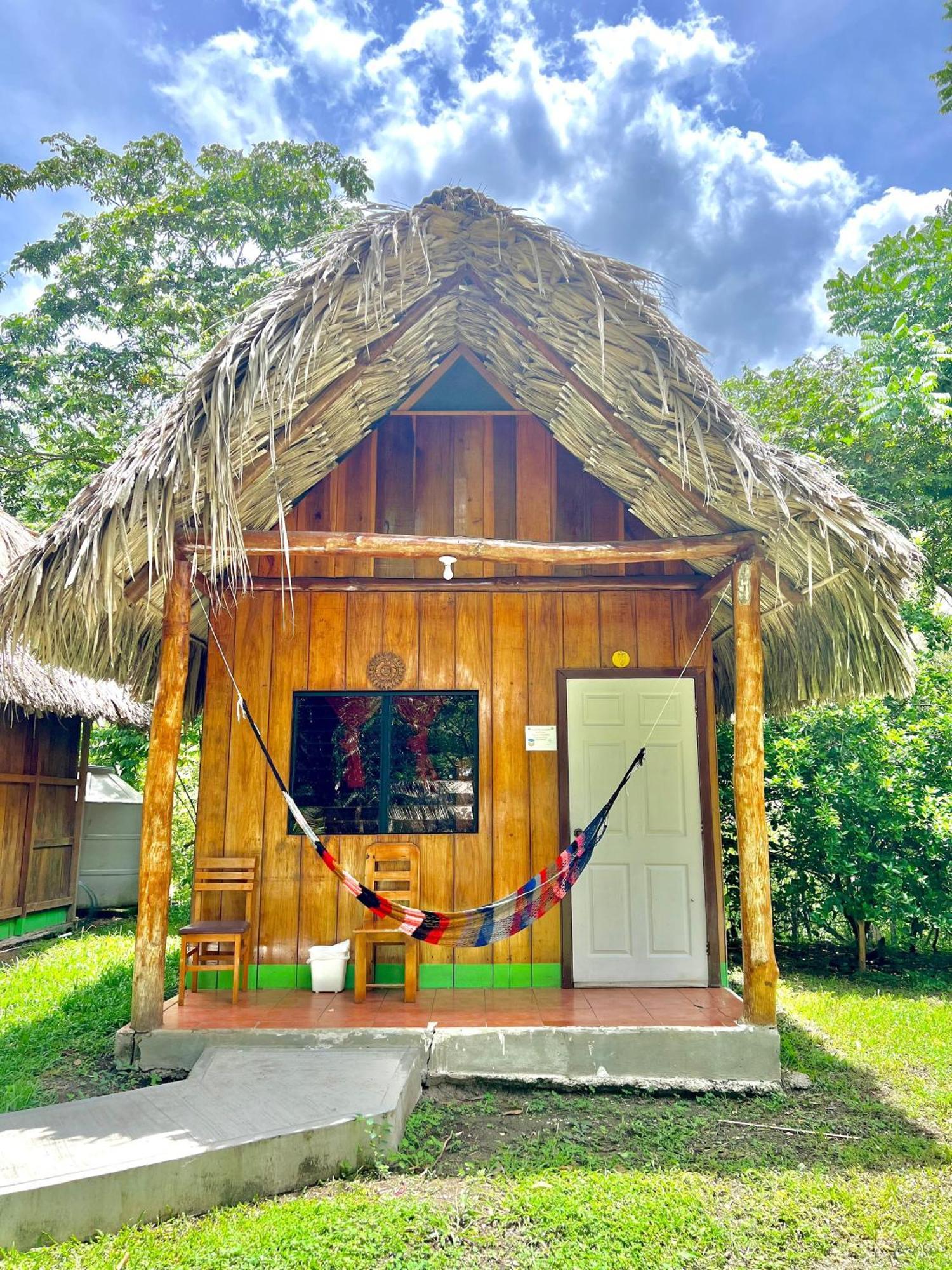 Oasis The Traveler Vandrarhem Lanquín Exteriör bild