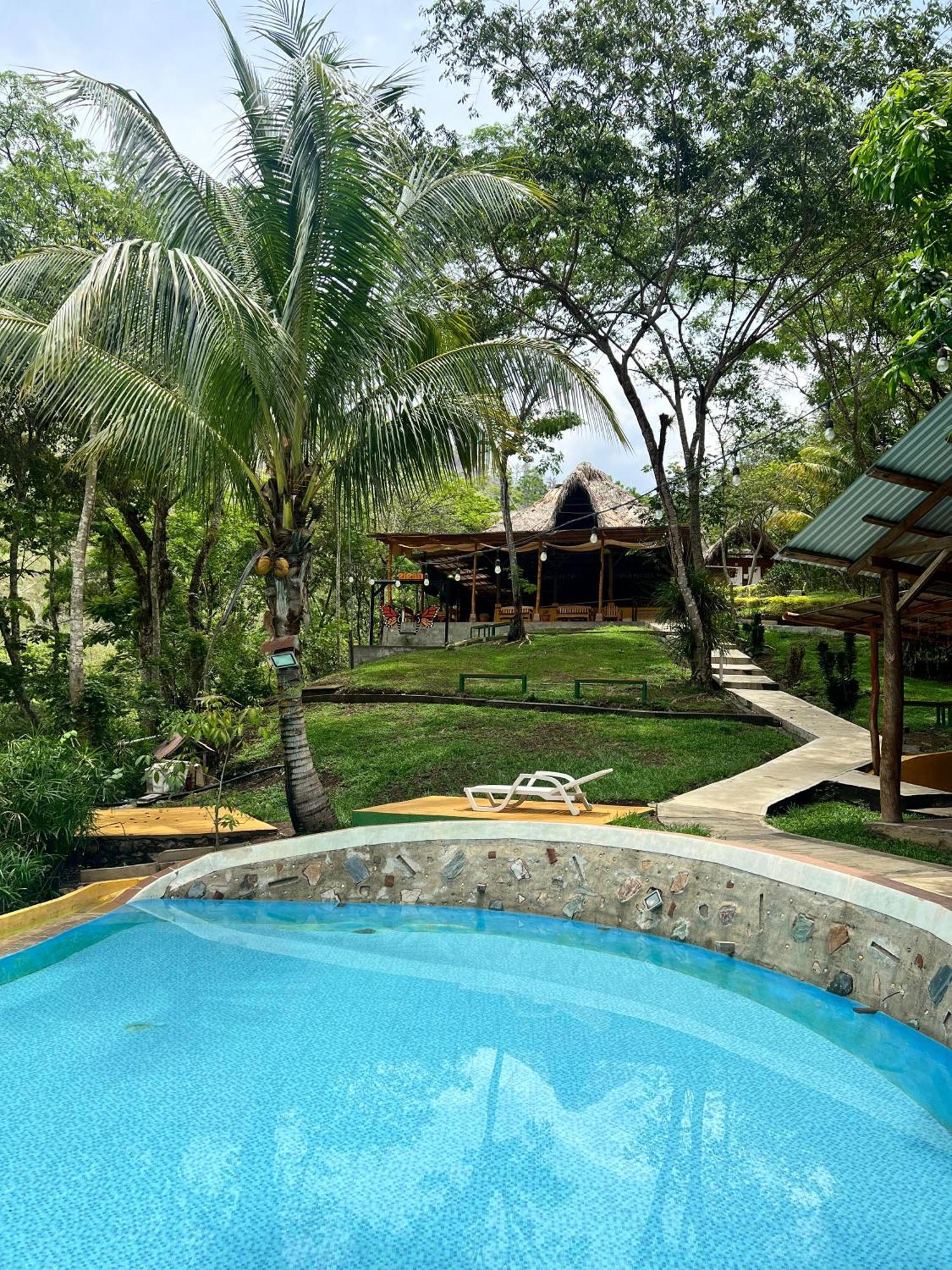 Oasis The Traveler Vandrarhem Lanquín Exteriör bild