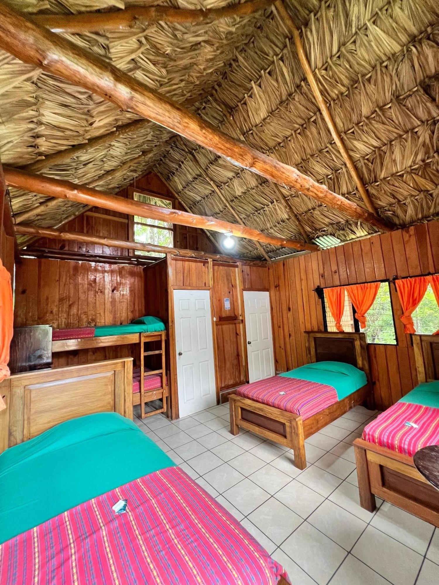 Oasis The Traveler Vandrarhem Lanquín Exteriör bild