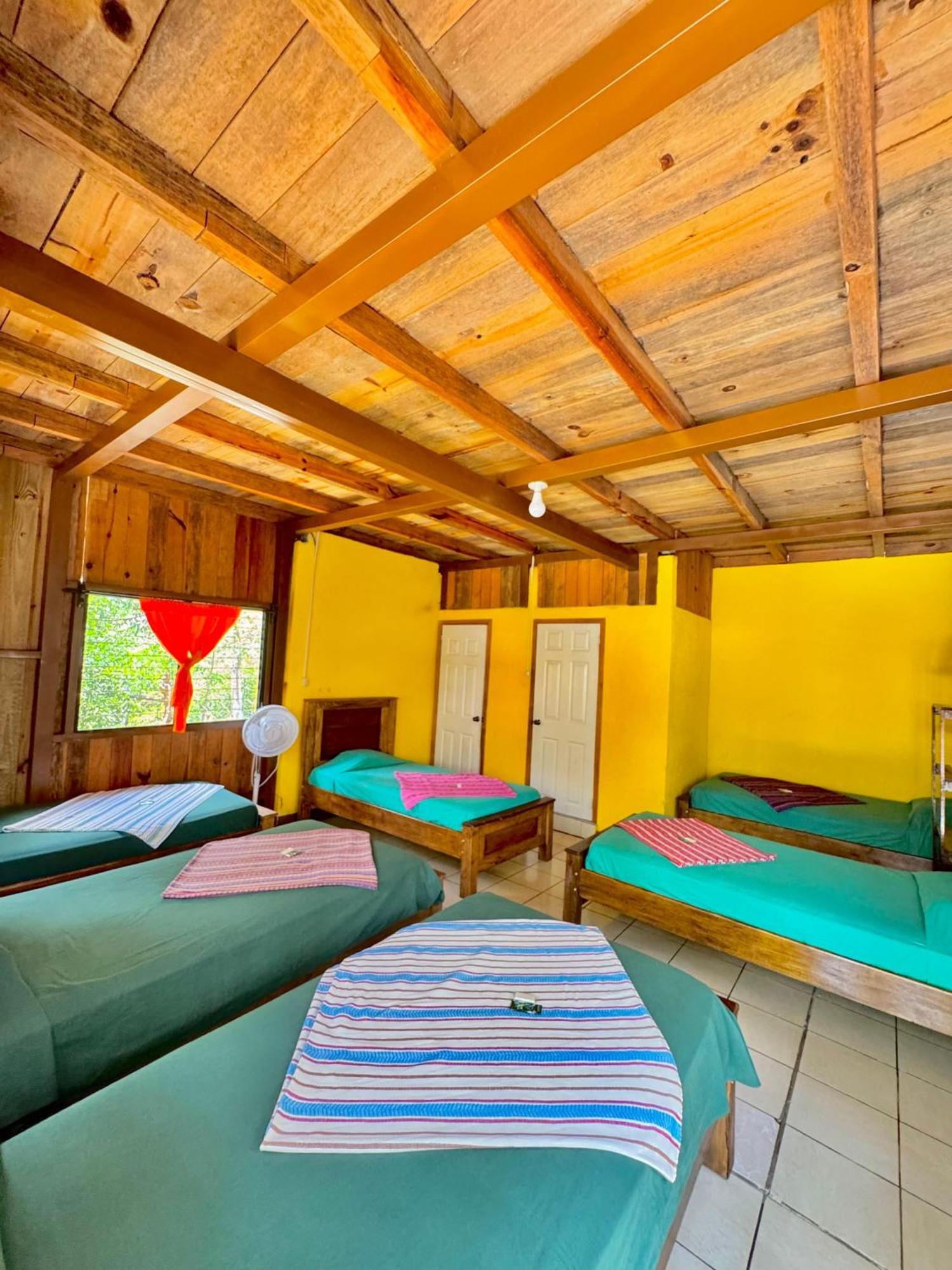 Oasis The Traveler Vandrarhem Lanquín Exteriör bild