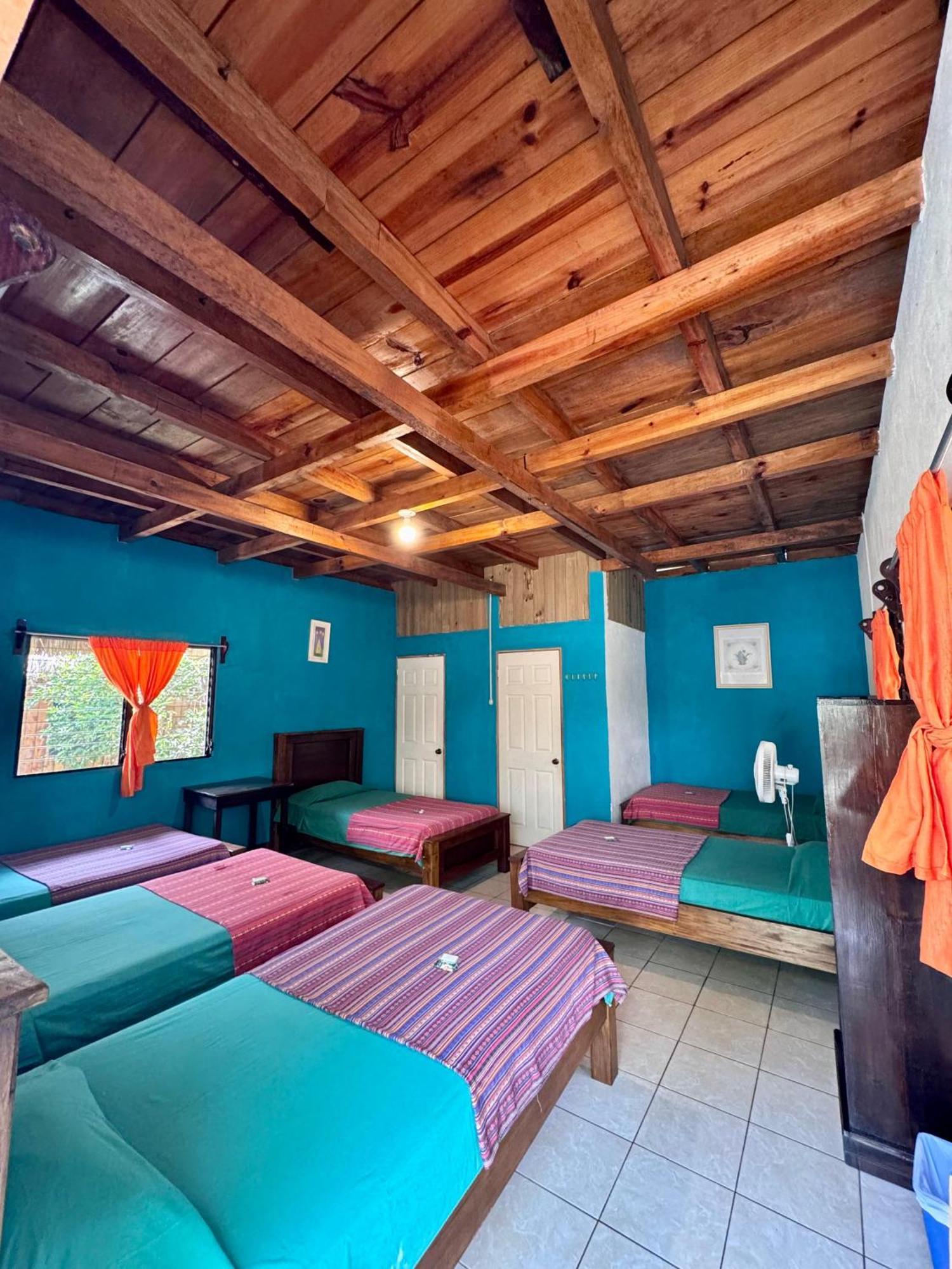 Oasis The Traveler Vandrarhem Lanquín Exteriör bild